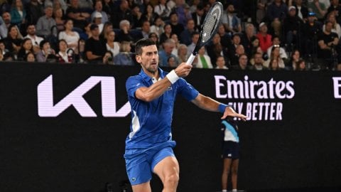 Australian Open: Djokovic dazzles, charges past Etcheverry