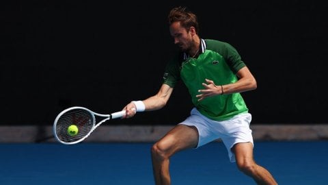 Australian Open: Medvedev beats Hurkacz in 5-setter to reach semis