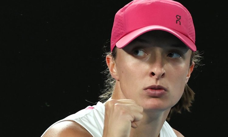 Australian Open: Swiatek survives Collins onslaught to move into third round 