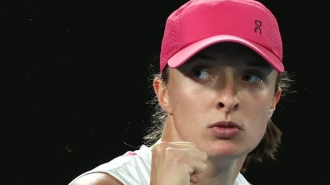 Australian Open: Swiatek survives Collins onslaught to move into third round 