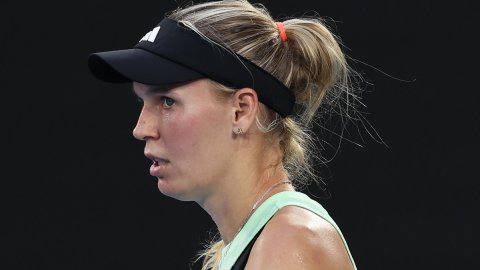 Australian Open: Wozniacki advances to second round after Linette retires