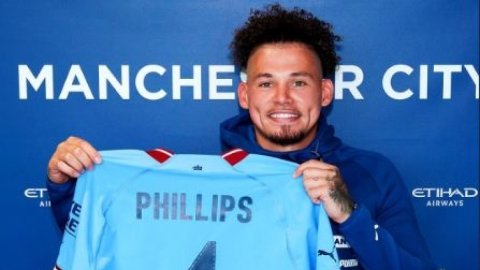 England midfielder Phillips completes loan move to West Ham