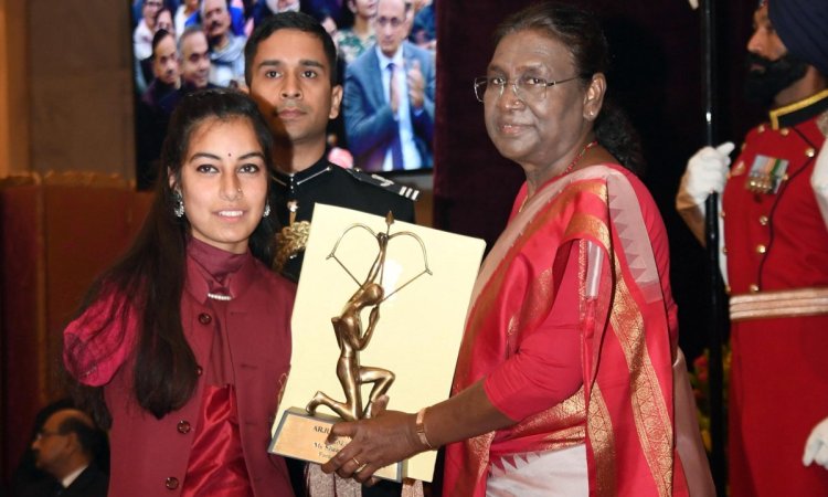  New Delhi: President Droupadi Murmu presents Arjuna Award to Indian Para-archer Sheetal Devi