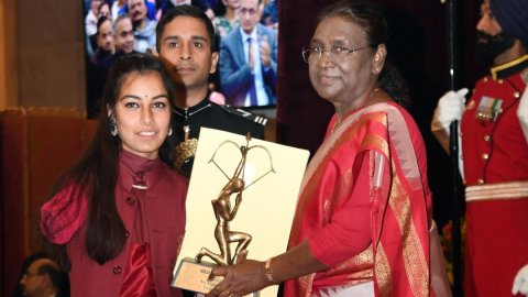  New Delhi: President Droupadi Murmu presents Arjuna Award to Indian Para-archer Sheetal Devi