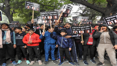 New Delhi: Young wrestlers stage a protest against wrestlers Sakshi Malik, Bajrang Punia and Vinesh 