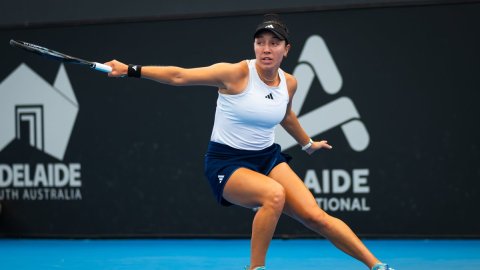 Pegula fends off lucky loser Pera to make Adelaide quarterfinals