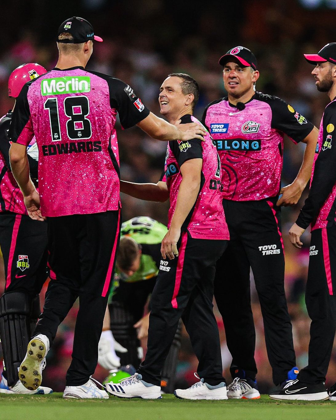 BBL 13: Sydney Sixers have secured a spot in the BBL 13 playoffs! பிபிஎல் 13: சிட்னி தண்டரை வீழ்த்தி சிட்னி சிக்சர்ஸ் வெற்றி!