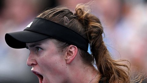 Tennis: Svitolina dispatches Raducanu in Auckland three-setter
