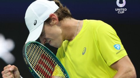 United Cup: De Minaur stuns Djokovic to give Australia QF lead in Perth