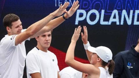 United Cup: Iga Swiatek and Hubert Hurkacz lead Poland into historic final