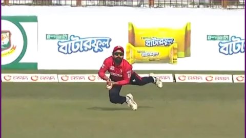 Acting में तो रिज़वान का भी... बवाल कैच पकड़कर भी बुरे ट्रोल हुए Ahmed Shehzad; देखें VIDEO