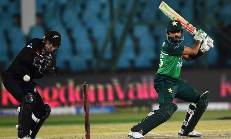 पूर्व पाकिस्तानी ऑलराउंडर ने बाबर आजम पर कसा तंज, कहा- उन्हें मैच मैच समाप्त करना सीखना होगा 