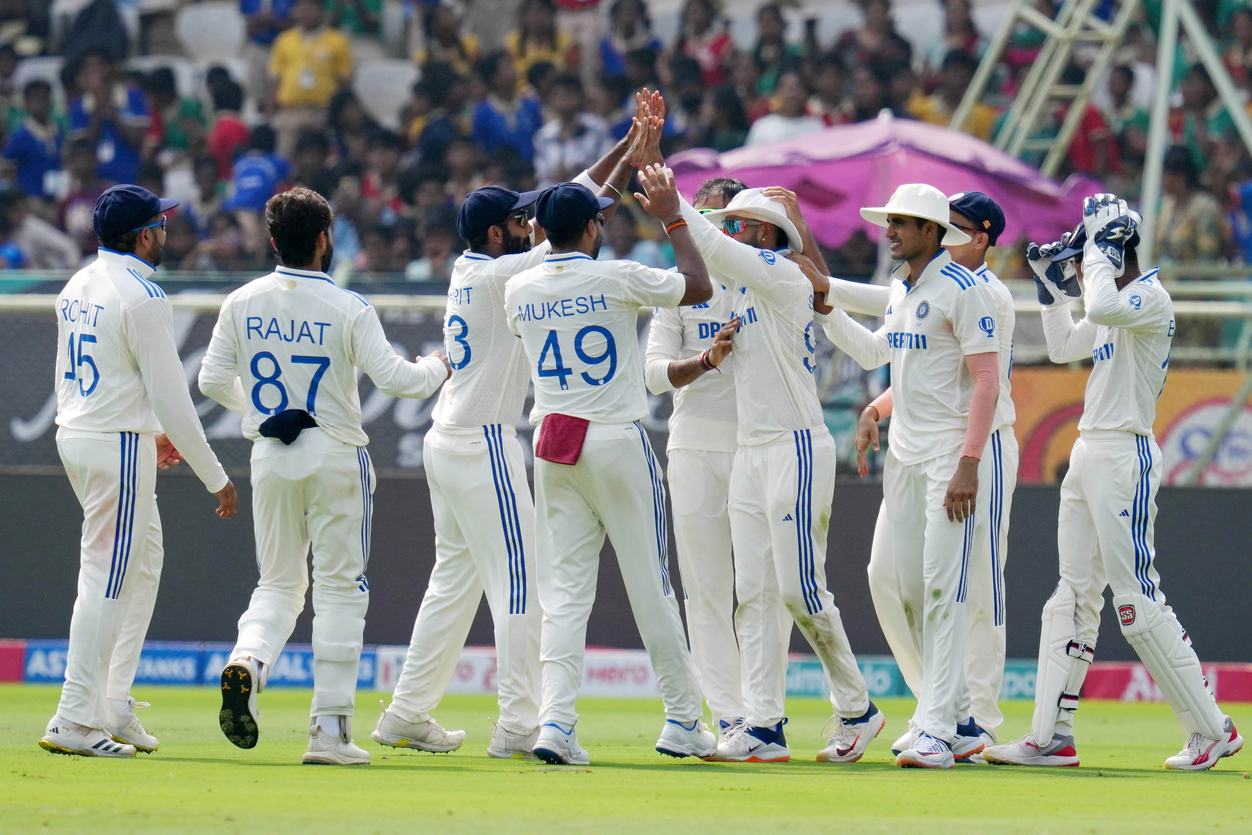 2nd Test, Day 2: பும்ரா பந்துவீச்சில் சுருண்டது இங்கிலாந்து; வலுவான முன்னிலையில் இந்தியா!