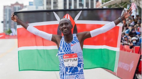 Kenya's Kiptum breaks marathon world record in Chicago