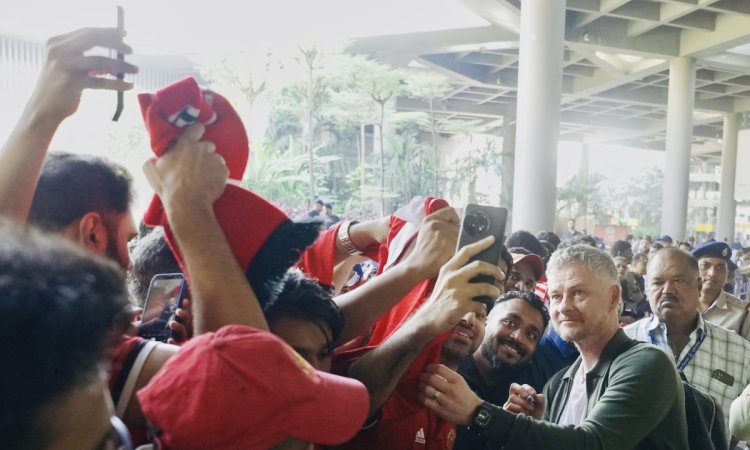 Man United great Ole Gunnar Solskjaer arrives in Mumbai, greeted by Red Devils at airport