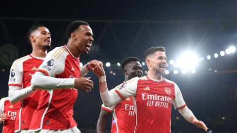 Premier League: Arsenal crush Newcastle to keep pace with title rivals