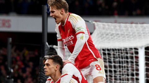 Premier League: Arsenal shake up title race with 3-1 win over Liverpool