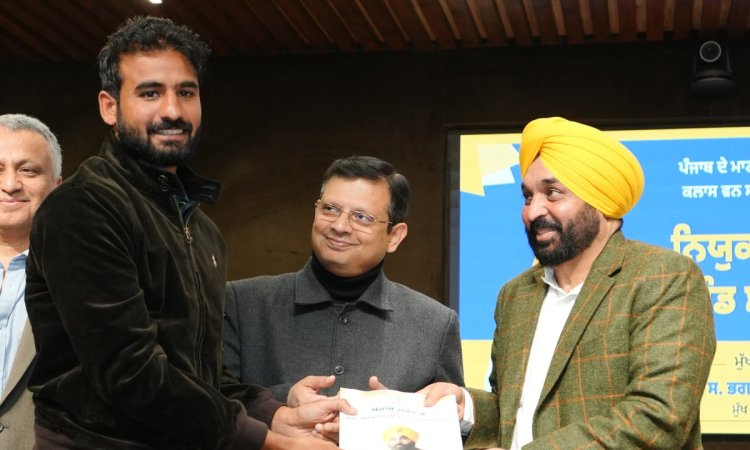 Punjab CM hands over appointment letters to 11 national players