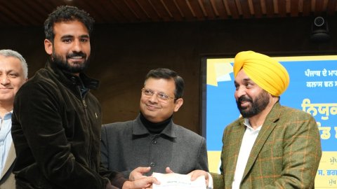 Punjab CM hands over appointment letters to 11 national players