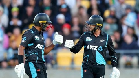 NZ vs AUS, 1st T20I: பவுண்டரி மழை பொழிந்த ரச்சின், கான்வே; ஆஸிக்கு 216 ரன்கள் இலக்கு!