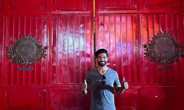 Ravindra Jadeja Posts Photo Posing In Front Of Dhoni's House In Ranchi! ஜாம்பவான் வீட்டின் முன் ஒரு ரசிகனாக - வைரலாகும் ஜடேஜாவின் புகைப்படம்!