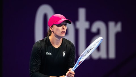 Swiatek eases into third straight quarterfinal in Doha; faces Azarenka next