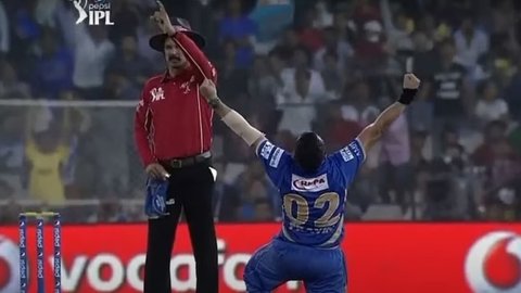 IPL इतिहास में 2 गेंद पर हैट्रिक लेने वाला अकेला गेंदबाज, जानें कैसे किया था ये कमाल?