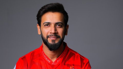 Imad Wasim caught smoking in dressing room during PSL final: Reports