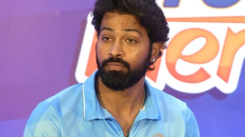 Mumbai : Mumbai Indians captain Hardik Pandya and head coach Mark Boucher during a press conference 