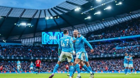 Premier League: Fodden's brace helps City to comeback win over United in Manchester Derby