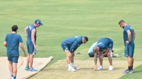 Ranchi: England's Coach Brendon McCullum, along with players Ben Stokes and others, inspects the pit