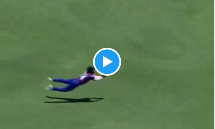 नेपाल के क्रिकेटर ने लपका बड़ा हैरतअंगेज कैच, पीछे दौड़े और हवा में उड़कर किया खिलाड़ी को आउट, देखें