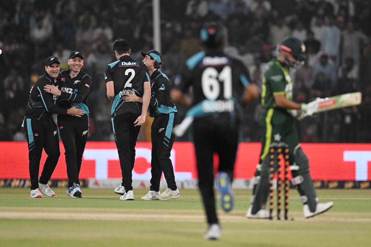 New Zealand vs Pakistan T20 5th T20I Live Score at Gaddafi Stadium