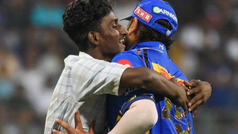 IPL 2024: Hardik Pandya booed again after dropping a difficult catch; pitch invader hugs rohit (Ld)