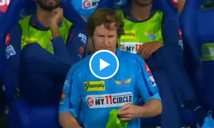 VIDEO: लाइव मैच में जोंटी रोड्स ने जीते करोड़ों दिल, कैच छूटने पर यश ठाकुर के पास पहुंच गए कोच साहब