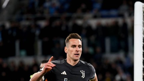 Milik's late strike sends Juventus into Italian Cup final