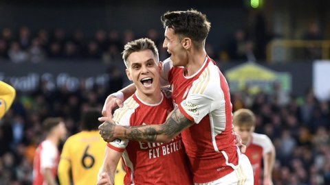 Premier League: Arsenal beat Wolves 2-0 to return to Top