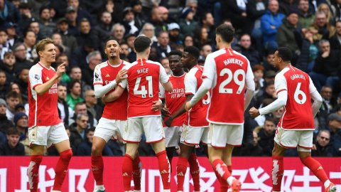 Premier League: Two horses in race for title as Arsenal, Man City both win