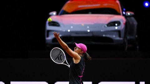 Swiatek holds off Mertens in Stuttgart, to face Raducanu in QF