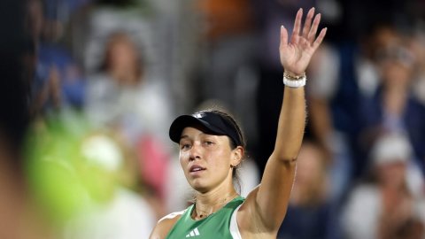 Top seed Pegula overcomes Anisimova in Charleston; Collins also prevails