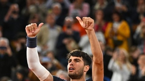 French Open: Alcaraz passes tough de Jong test to advance as rainy disrupts schedule 