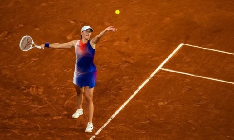 French Open: Iga Swiatek celebrates birthday with easy romp against Bouzkova