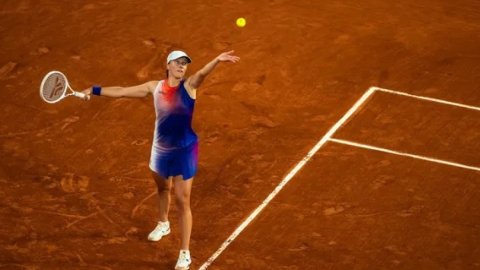 French Open: Iga Swiatek celebrates birthday with easy romp against Bouzkova