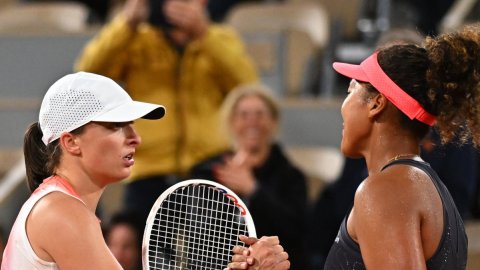 French Open: Iga Swiatek saves match point to beat Naomi Osaka