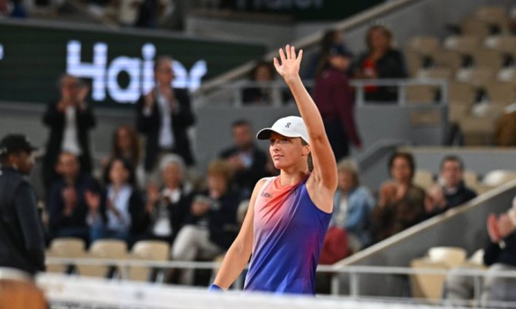 French Open: Iga Swiatek wins 15th straight match, to meet Osaka in second round