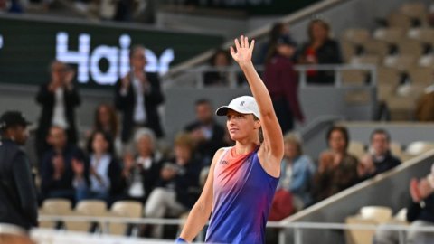 French Open: Iga Swiatek wins 15th straight match, to meet Osaka in second round