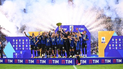Inter lift trophy after draw against Lazio
