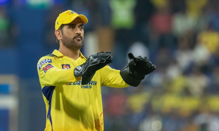 VIDEO: थाला धोनी ने फिर से जीता दिल, 103 साल के फैन को दिया स्पेशल गिफ्ट