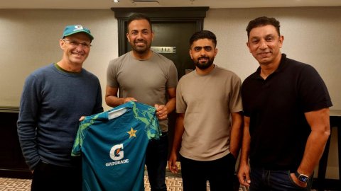 Pakistan head coach Gary Kirsten meets players ahead of England T20Is