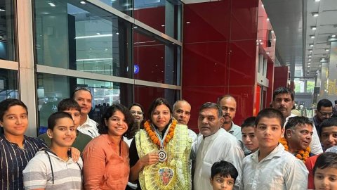 Sakshi Malik accords warm welcome to Nisha Dahiya in Delhi after wrestler earns Paris 2024 quota